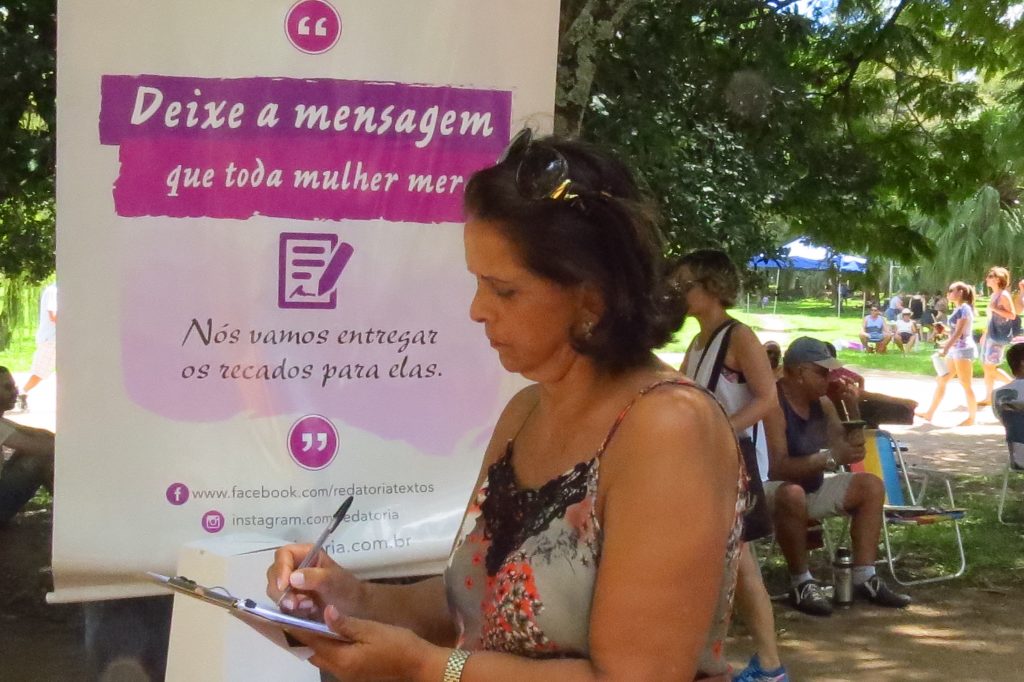 Redatoria convida pessoas a deixarem mensagens em ação no Dia Internacional da Mulher
